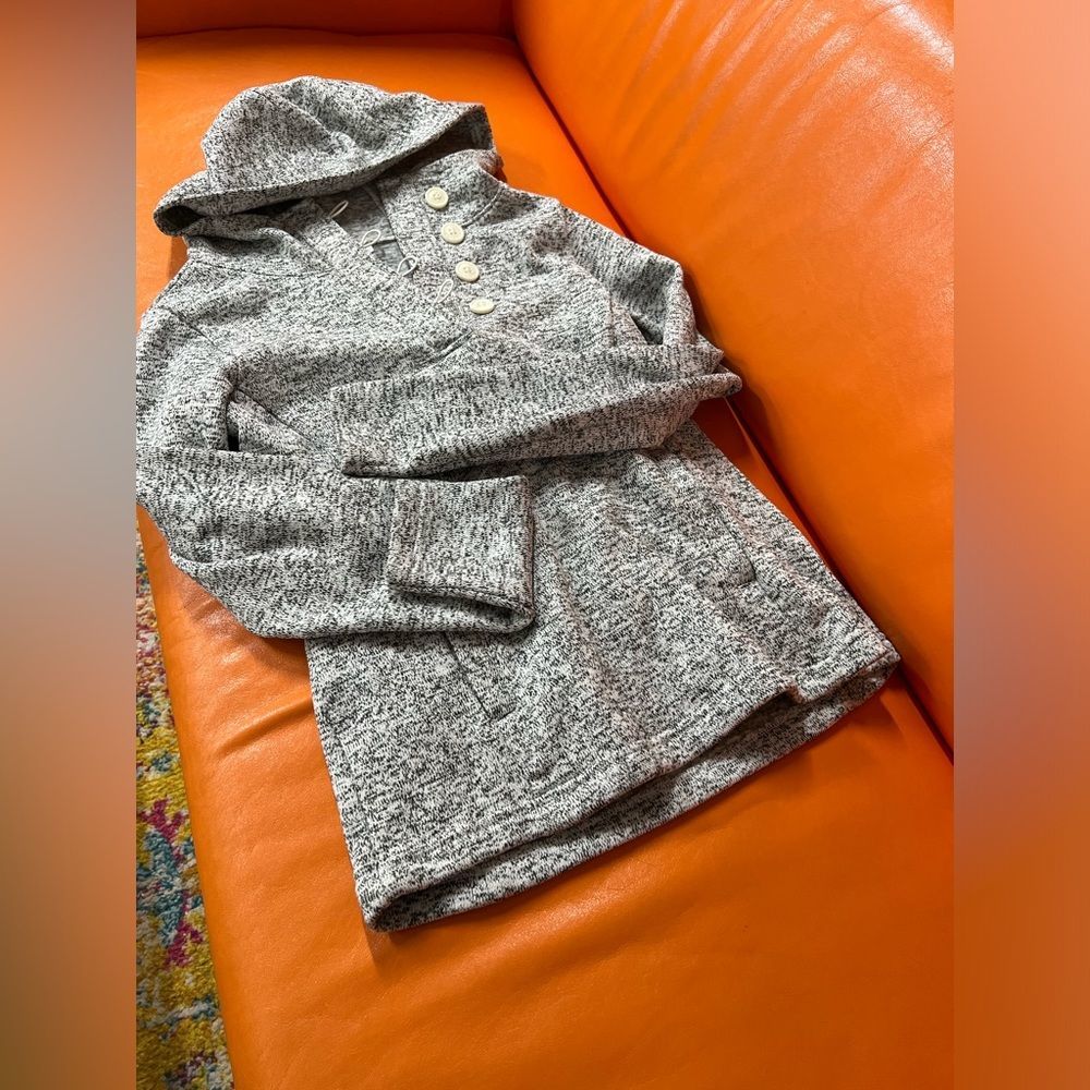 Women’s Columbia Pullover, quarter button, hooded Sweater. Heathered Gray White. - Picture 2 of 5
